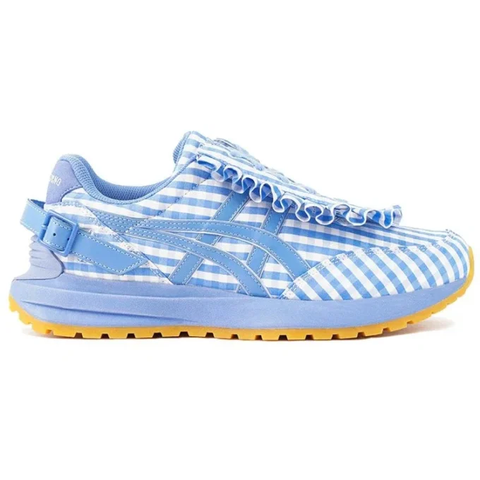 Asics x SHUSHU/TONG teasert Schuhe „Light Blue“ an