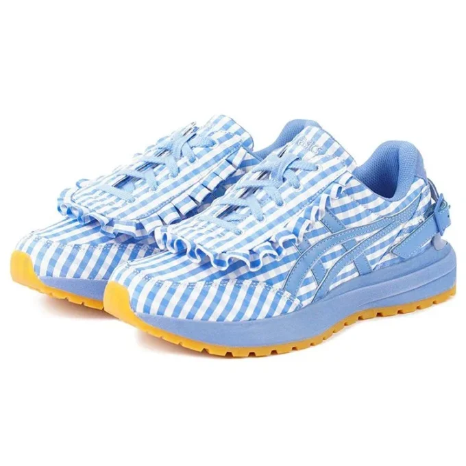 Asics x SHUSHU/TONG teasert Schuhe „Light Blue“ an