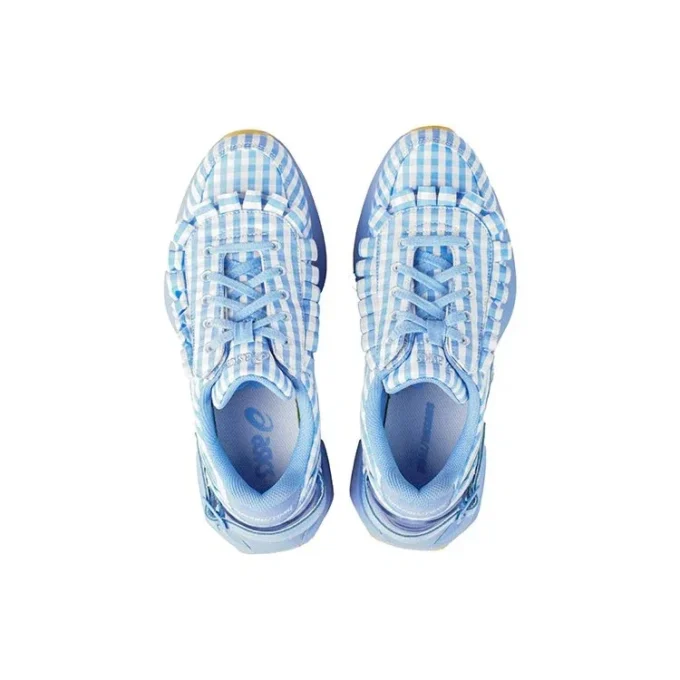 Asics x SHUSHU/TONG teasert Schuhe „Light Blue“ an
