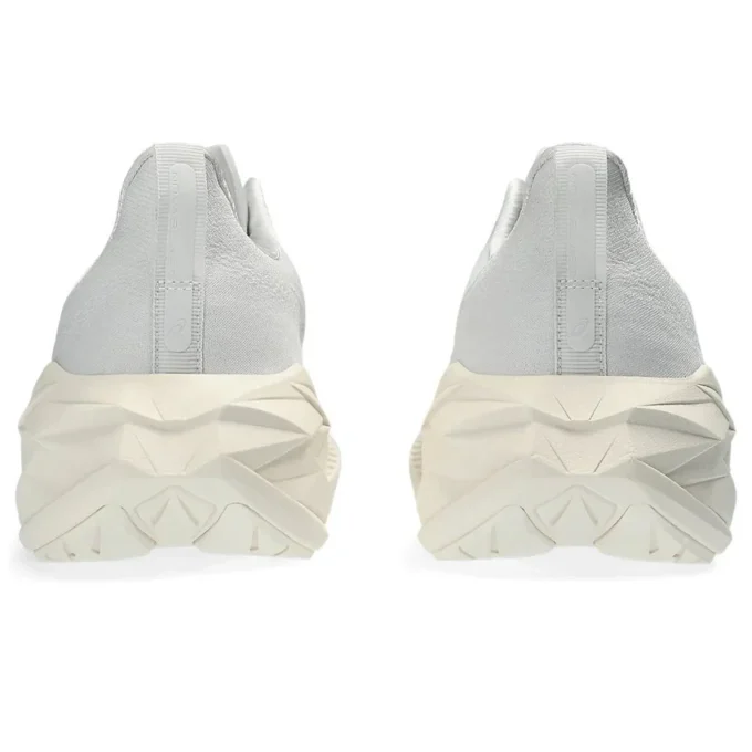 Novablast 4 „White Beige“